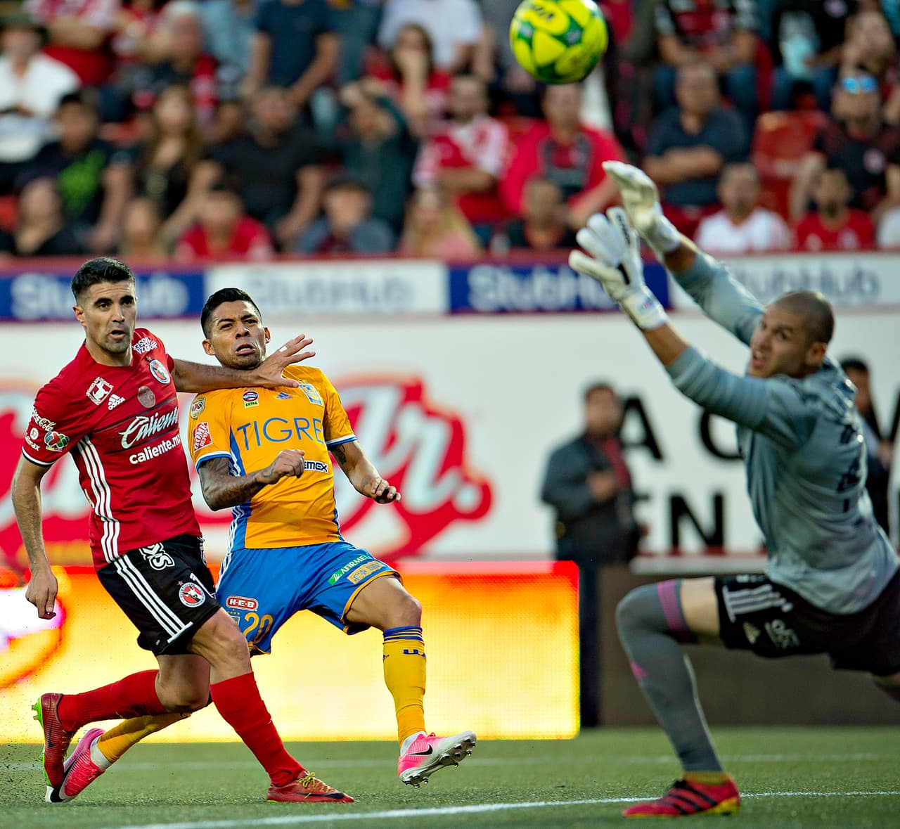 Minutos después, al 64, Javier Aquino definió como crack y marcó el primero del partido para los Tigres.