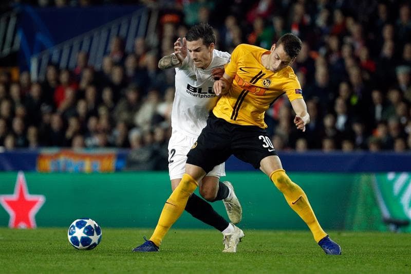 Valencia fue persistente en el comienzo del juego, conocedor de la necesidad de un triunfo para seguiro con opciones de pelear por los octavos de final del torneo.