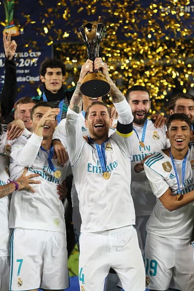 Sergio Ramos, capitán merengue, levantando un nuevo título en su ilustre carrera.