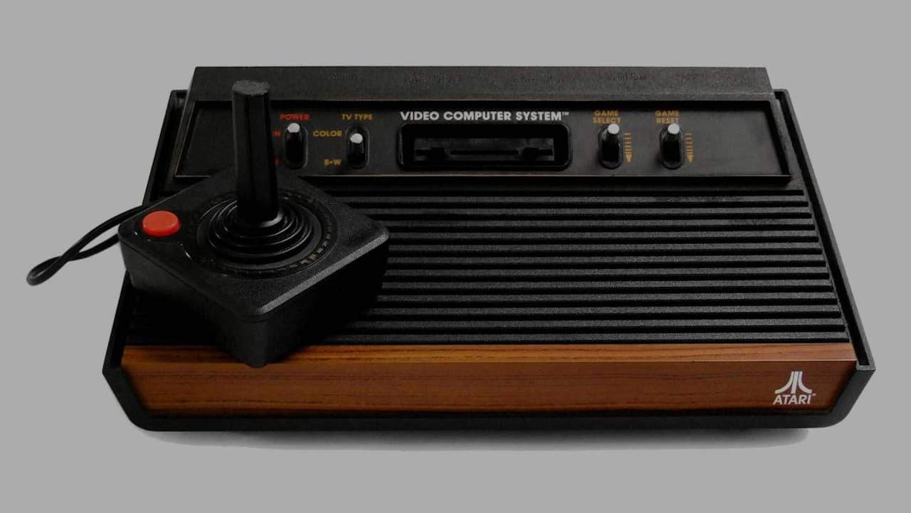 Atari - La primer consola que saltó al estrellato fue el Atari y logró venderse en más de 30 millones de ocasiones. El juego más popular de esta consola fue Pac Man con aproximadamente 7.7 millones de copias vendidas.