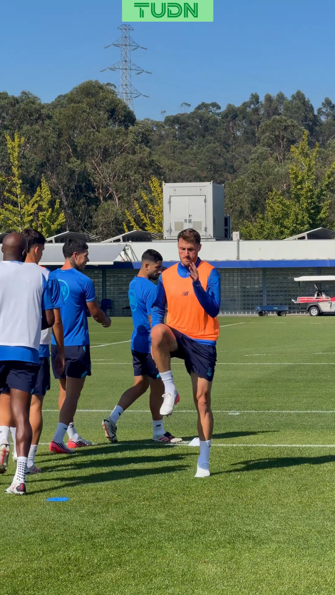Santiago Gimenez tiene gran bienvenida en su primer entrenamiento con Porto