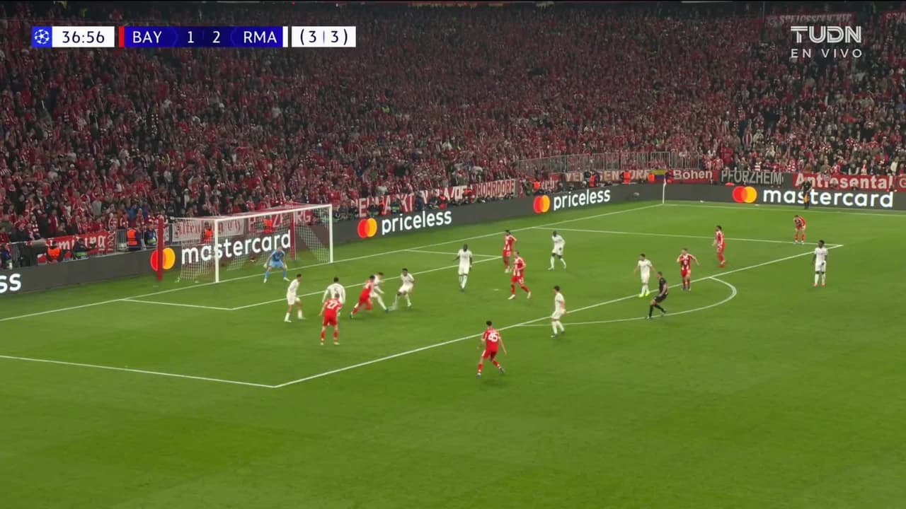 ¡GOL!  anota para FC Bayern München. Harry Kane