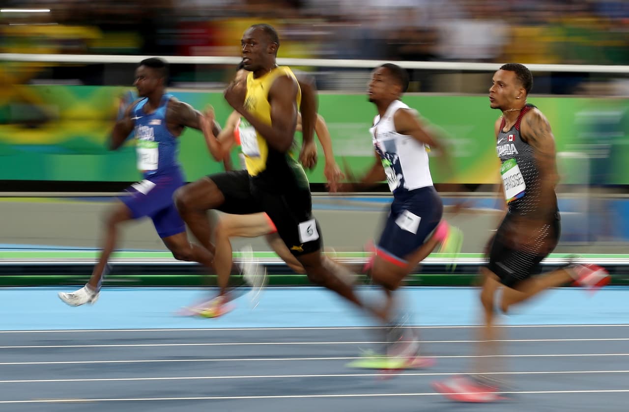 La mirada busca rivales pero no los encuentra, por lo tanto se concentra en el reloj o en la pantalla gigante de televisión. Tuvo presión de Justin Gatlin pero Bolt conserva su tremendo cierre en 40 metros, algo jamás registrado en pistas olímpicas.