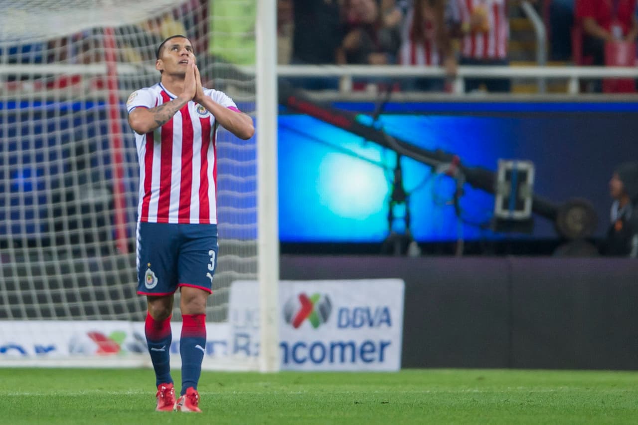 Action photo during the match Guadalajara vs Morelia, corresponding to the Round 13 of the Apertura 2017 Liga BBVA Bancomer the MX at Chivas Stadium. Foto de accion durante el partido Guadalajara vs Morelia, Correspondiente a la Jornada 13 del Torneo Apertura 2017 de la Liga BBVA Bancomer MX, en el Estadio Chivas, en la foto: Carlos Salcido celebra su gold e Guadalajara 14/10/2017/MEXSPORT/Cristian de Marchena.