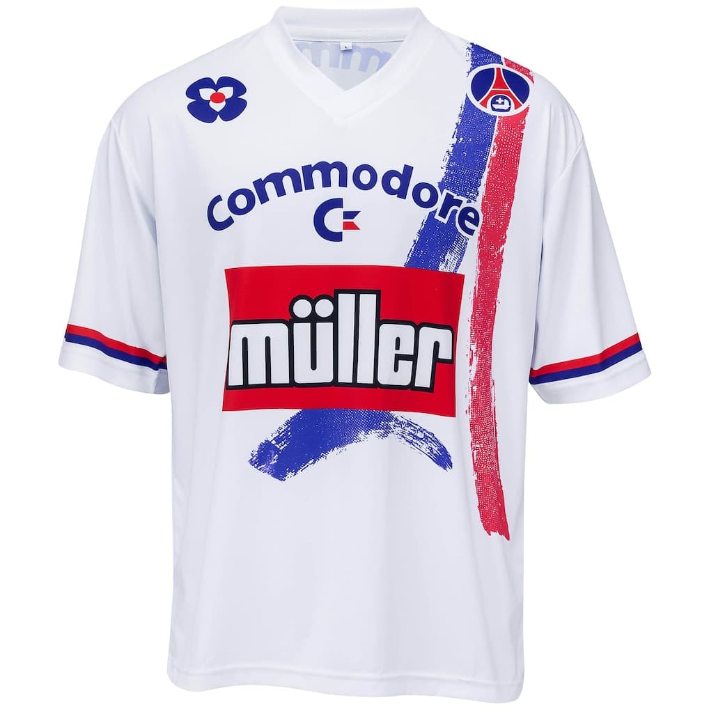 Para la temporada 1991-92, el PSG ya contaba con un escudo renovado y en su jersey local implementó unas pinceladas en la parte izquierda de la camiseta que hacían referencia a la Torre Eiffel.