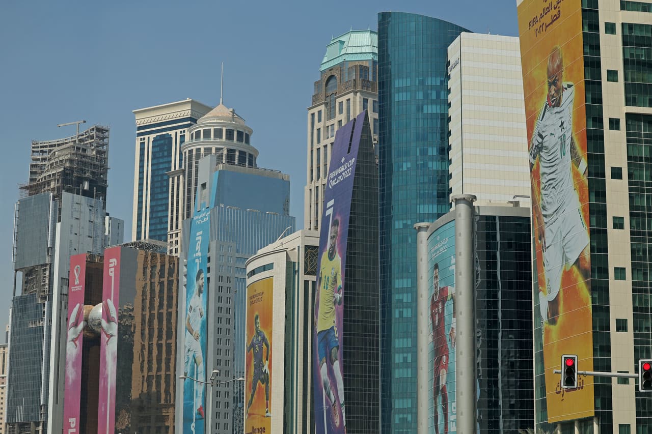 Los banners de las estrellas de Qatar 2022 invadieron las calles de Doha.