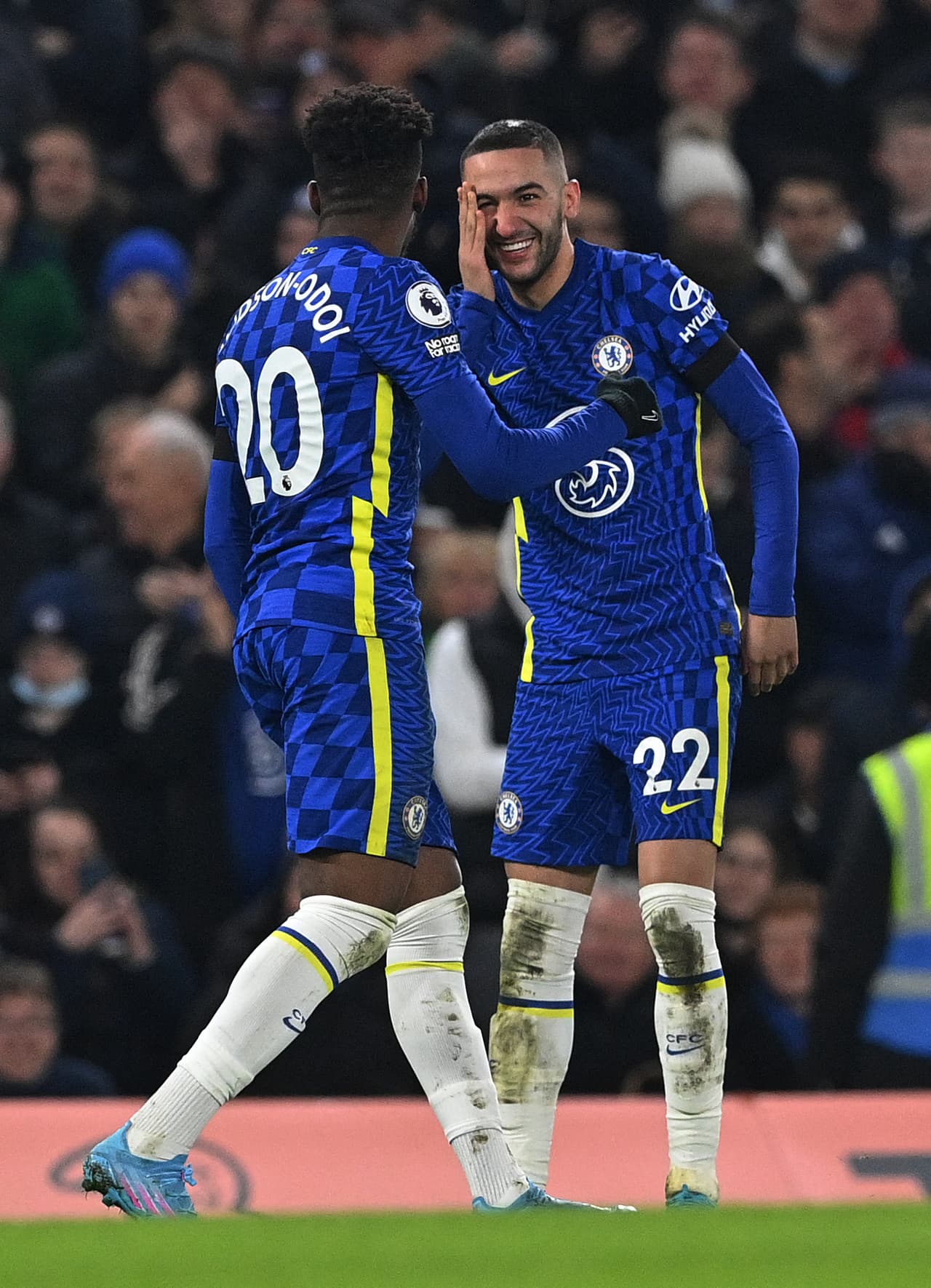 Los Blues se impusieron sobre el Tottenham en Stamford Bridge con las anotaciones de Hakim Ziyech y Thiago Silva.