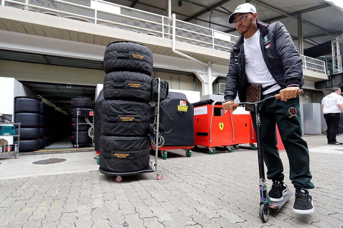 El campeón mundial de pilotos, Lewis Hamilton (derecha) listo para su tradicional recorrido en monopatín antes de las pruebas en Interlagos, a su derecha los neumáticos que ya causan dolores de cabeza.