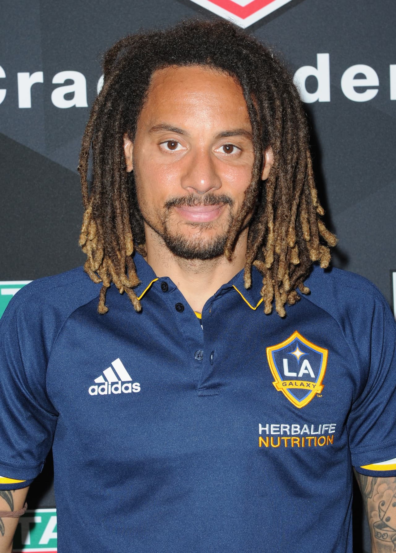 El futbolista en cuestión es el estadounidense Jermaine Jones, futbolista de Los Angeles Galaxy.