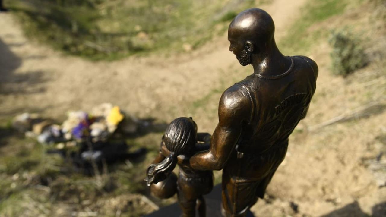 Colocan estatua en el lugar donde Kobe Bryant y su hija fallecieron