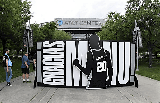 La gente llagaba a tomarse una foto del recuerdo en estas mamparas alusivas a Manu.