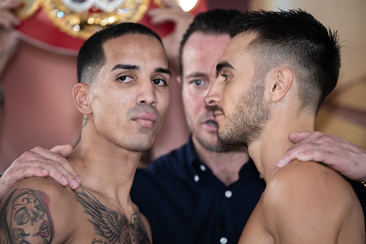 El australiano Moloney (derecha) agregó: "Quiero hacer a toda mi familia, a todos mis amigos, a todos los que han venido a apoyarme ya todos en Australia, orgullosos mañana por la noche. Voy a hacer el trabajo. Me llevo a casa el título".