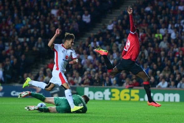 Mientras que el MK Dons se mostraba cada vez mejor en la cancha de juego ante su afición.