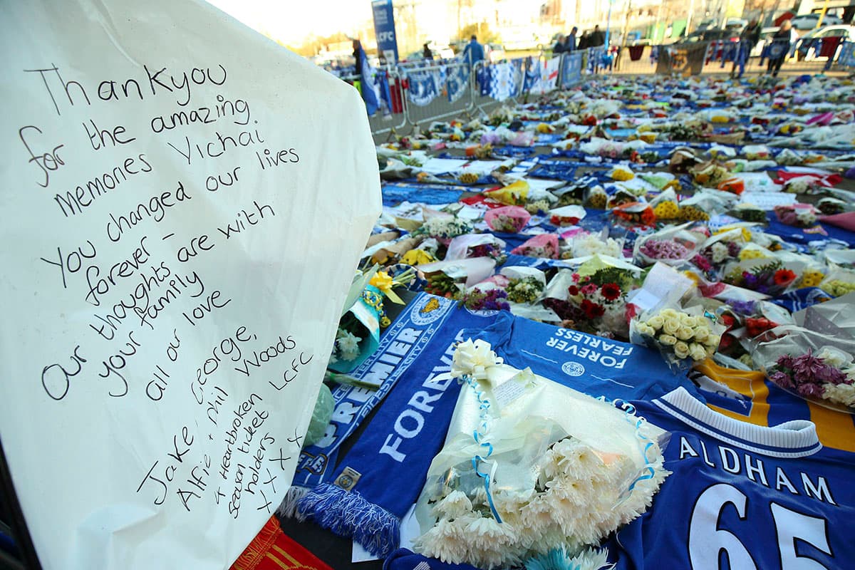 "Gracias por los increíbles recuerdos Yichai, cambiaste nuestras vidas por siempre. Nuestros pensamientos están con tu familia", dice el mensaje ubicado en un poste afuera del King Power Stadium.