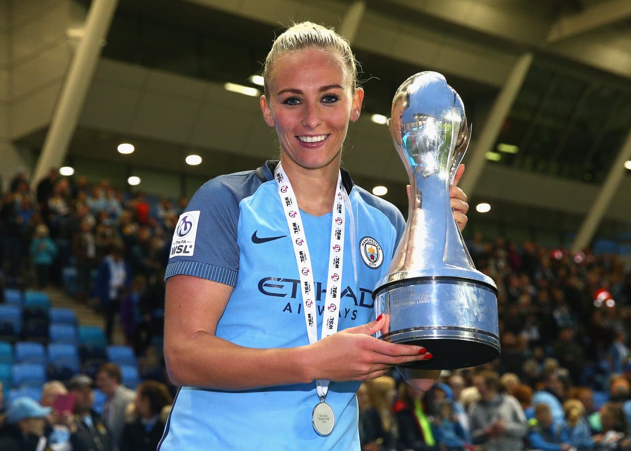 Su primer título lo consiguió con el City: la Liga de Inglaterra en el 2016 y la Copa en el 2017.