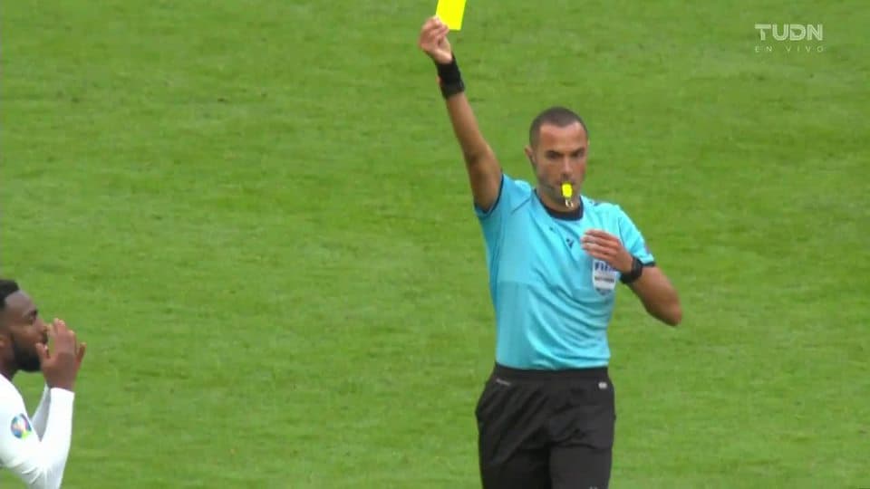 Tarjeta amarilla. El árbitro amonesta a Danny Rose de England