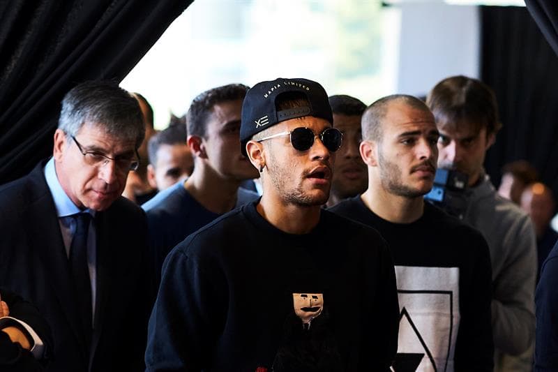 Neymar escucha las palabras de los oradores.