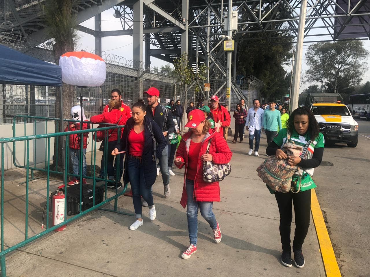 Aficionados conviven en familia previo al inicio de la Fórmula 1 en el Autódromo Hermanos Rodríguez.