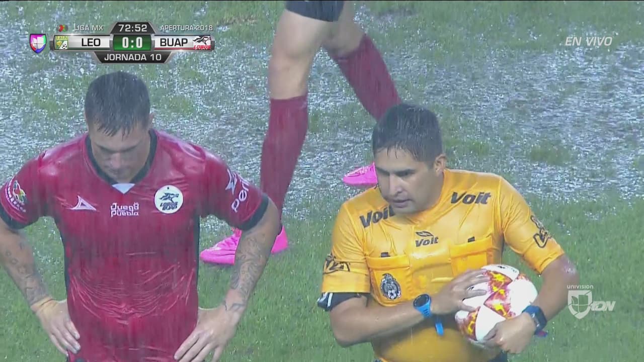 El árbitro detiene el partido por las pésimas condiciones de la cancha