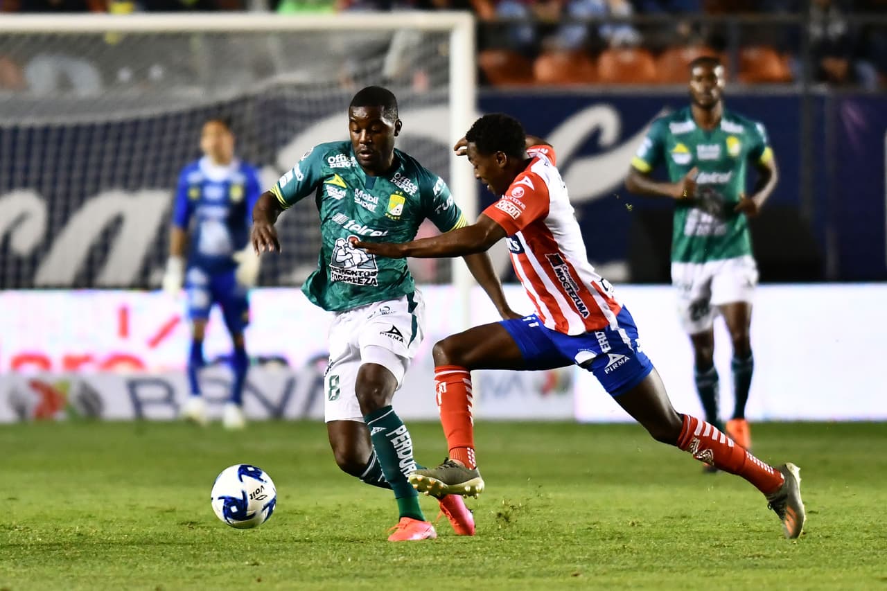 Joel Campbell driblea a Anderson Julio en un importante contragolpe del Club León.