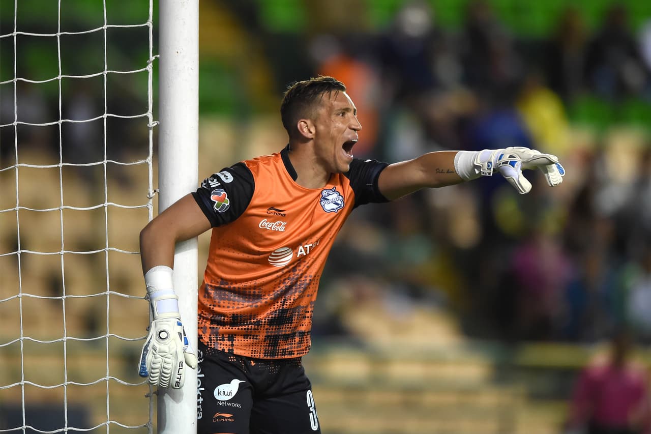 El arquero uruguayo Nicolás Vikonis fue importante para evitar el descuento de León.