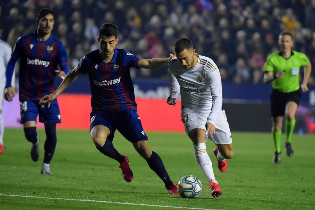 Eden Hazard driblea al central español Sergio Posigo y saca el disparo pero sale desviado.