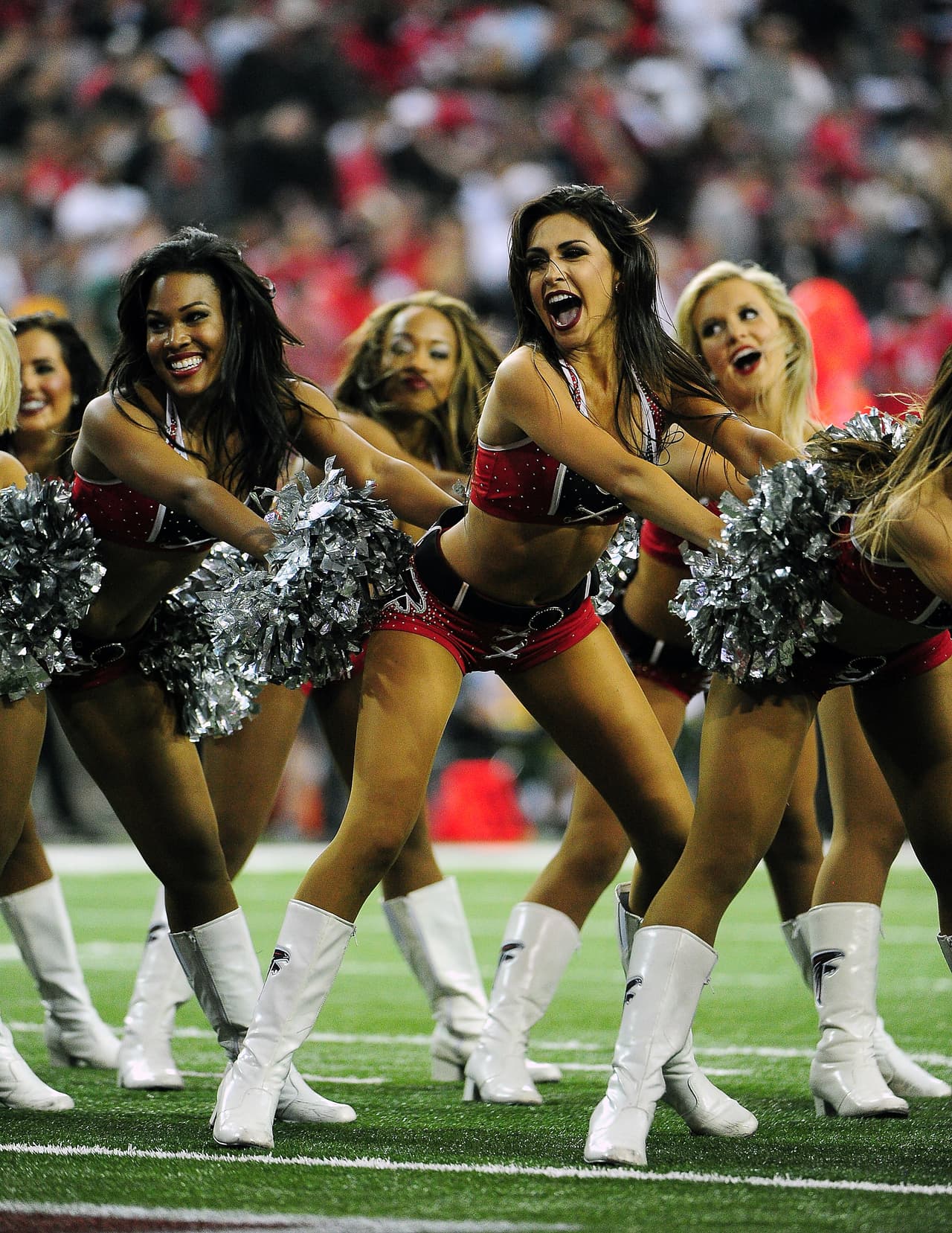 La belleza de las porristas, la alegría de los fanáticos, el colorido de las presentaciones y hasta la presencia de algunas celebridades le dieron el ingrediente perfecto a la fiesta del fútbol americano de NFL fuera de la competencia en la definición de los equipos, Atlanta Falcons y New England Patriots, que estarán en el Super Bowl.