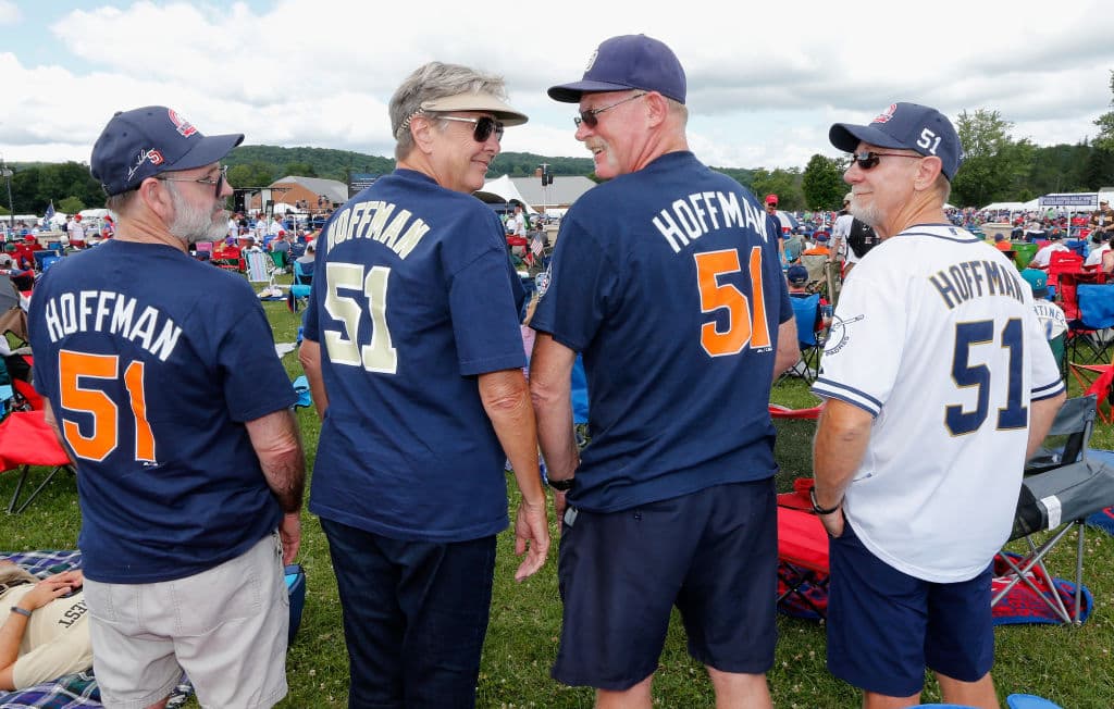 Fanáticos esperan por la inducción de Trevor Hoffman, Jom Thome, Chipper Jones y Vladimir Guerrero al Salón de la Fama del béisbol en Cooperstown, Nueva York.