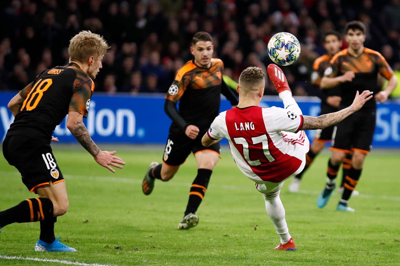 Con solitario gol de Rodrigo Moreno, el Valencia gana y manda al Ajax a la Europa League.