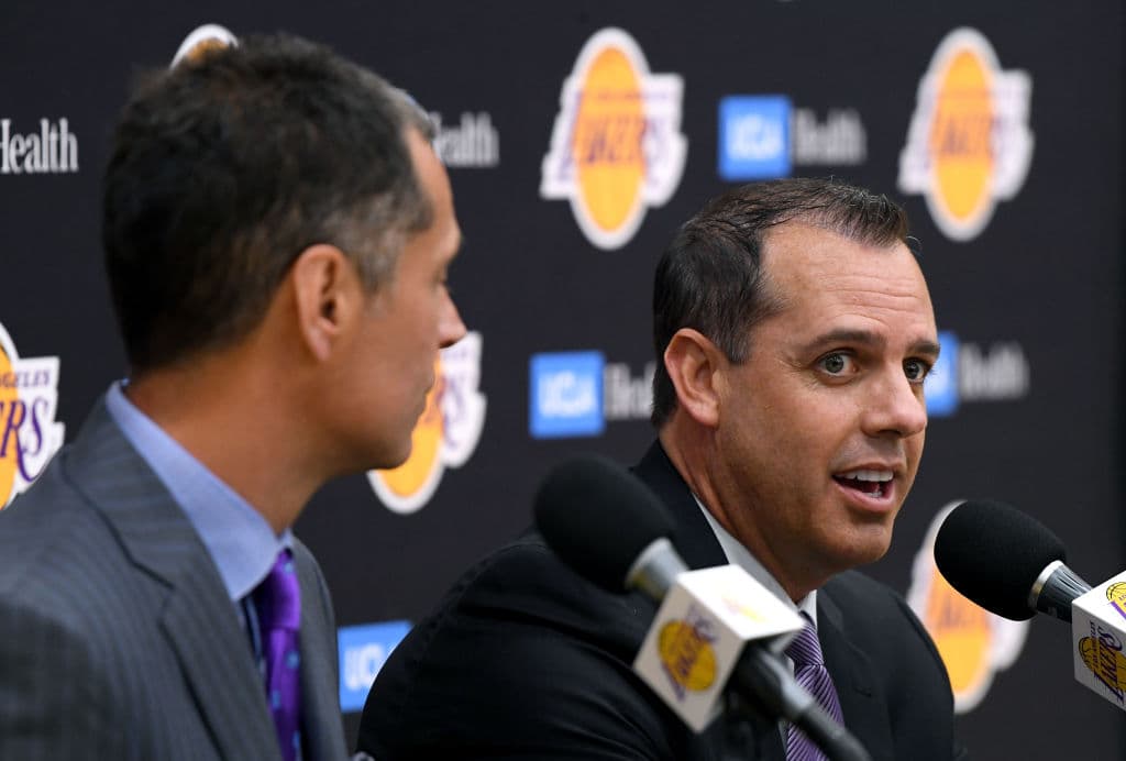 Vogel, quien remplazará a Luke Walton, dijo en la rueda de prensa que la conferencia tomó un tono distinto al que se imaginó al inicio del día.