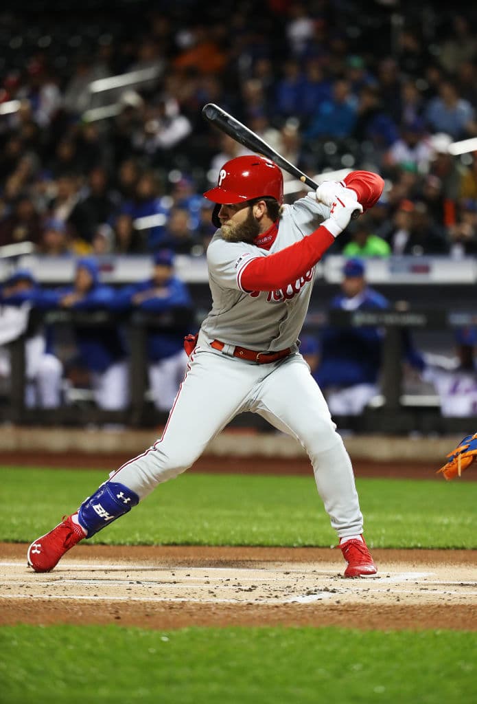 En el cuarto inning Bryce Harper también se ponchó pero le cantaron el tercer strike y no se fue muy contento ni convencido por la decisión del umpire.