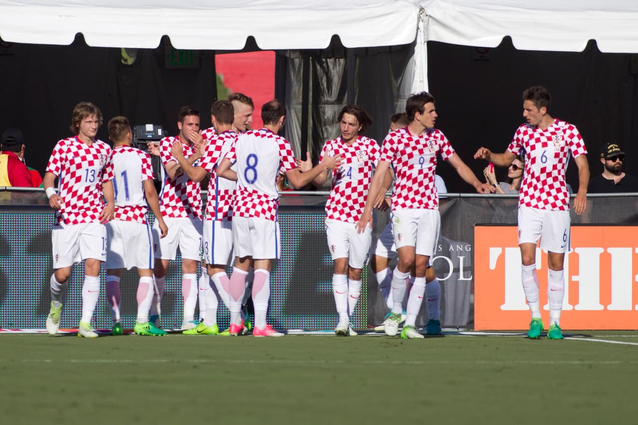 Duje Cop marcó el primero de los croatas al minuto 35 tras un pase retrasado de Fran Tudor ante la salida de Guillermo Ochoa.
