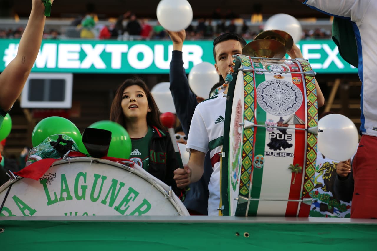 Seguimiento gráfico de los trabajos en cancha de los jugadores, las características del escenario y hasta la alegría de los asistentes en el Levi's Stadium en el partido de México contra Islandia.