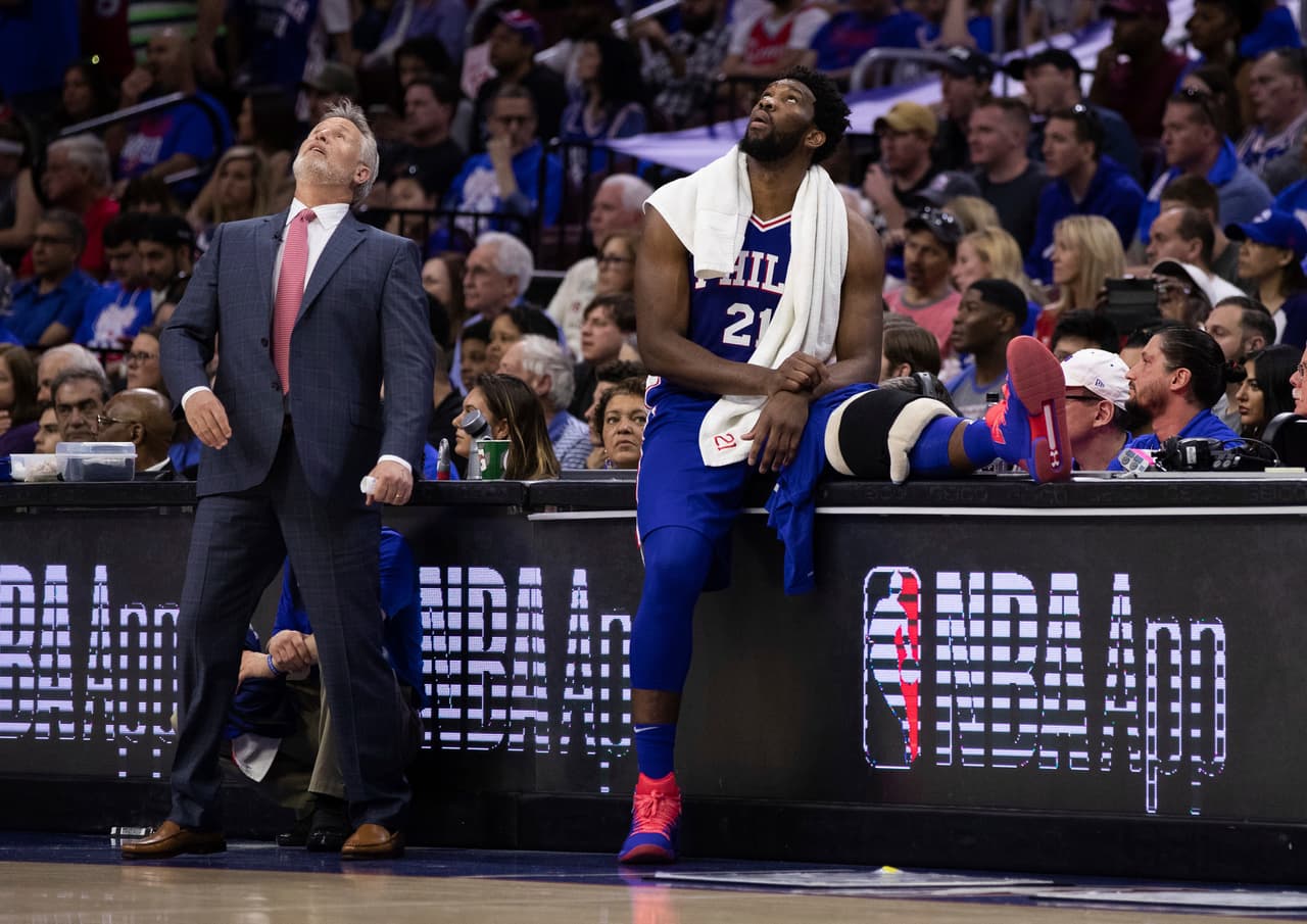 Había cierta preocupación por parte de los Philadelphia 76ers y su head coach Brett Brown, con respecto a la salud de Joel Embiid. El poste camerunés, participó en apenas 21 minutos para los locales esta noche. Su rodilla ha estado tocada.