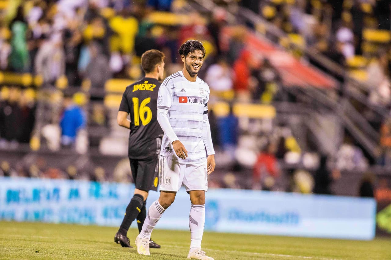 Aunque se acercaba al gol sin fortuna, Carlos Vela sabía que tenía tiempo en los minutos finales para darle su toque al partido.