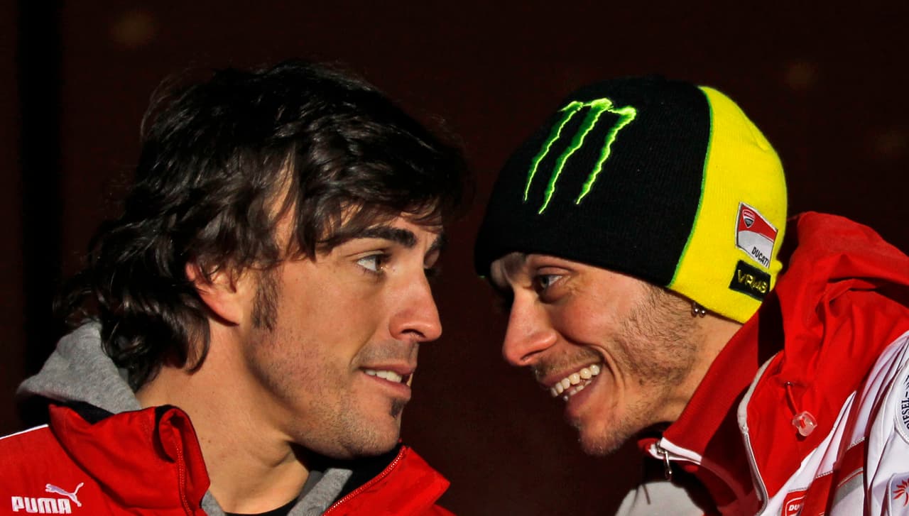 Fernando Alonso y Valentino Rossi en el festival de la velocidad anual de Ferrari y Ducati en Madonna di Campiglio.