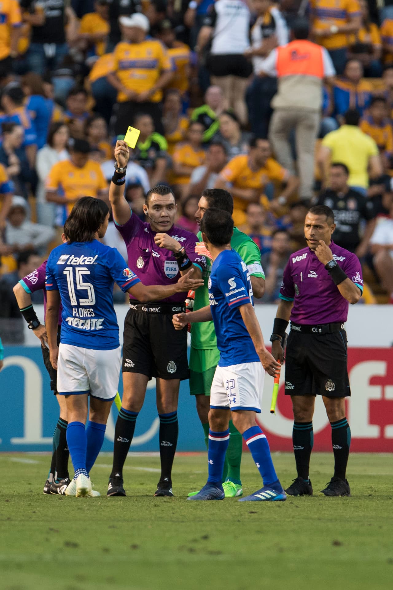 Marco Antoino Ortiz tuvo un encuentro complicado. Mostró 9 tarjetas amarillas además de expulsar con roja directa a Gerardo Flores.