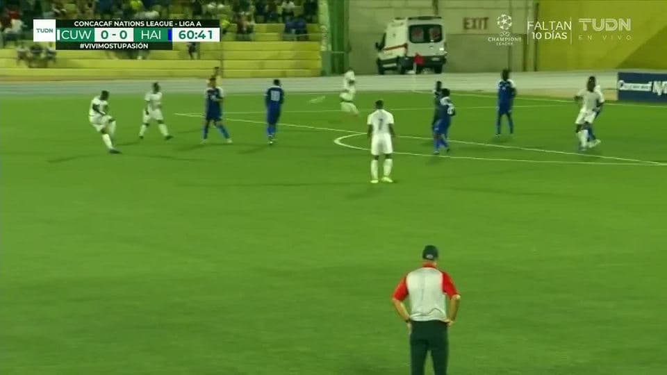 Juninho Bacuna saca de banda y pone el balón en juego