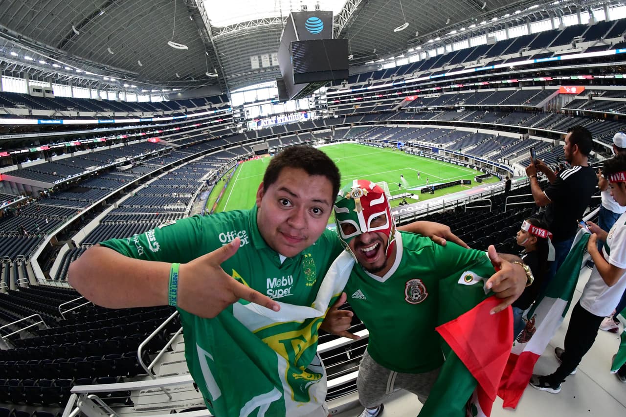 Los fanáticos mexicanos en el AT&T Stadium de Arlington, Texas, aguardan por el juego amistoso del Tri contra Ecuador.