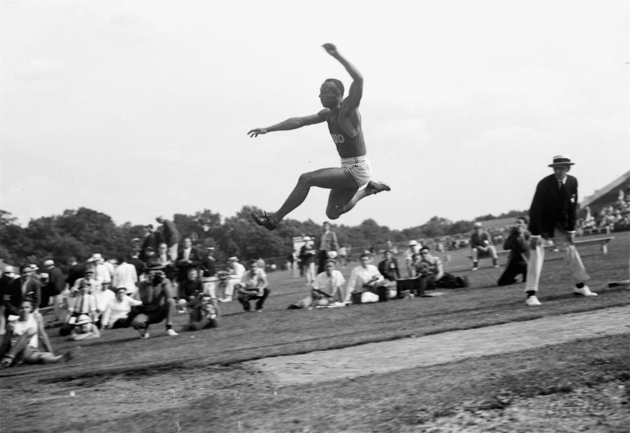 Las grandes condiciones del atleta contradecían el discurso del partido nazi dirigido por Adolf Hitler, quien promulgaba la superioridad de la raza ária frente a la del afrodescendiente.