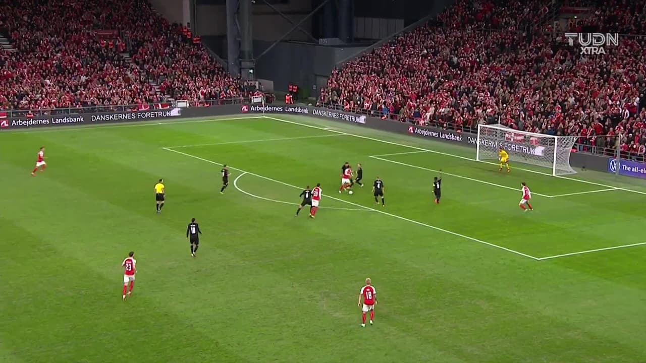 ¡TIRO ATAJADO! disparo por Mikkel Damsgaard.