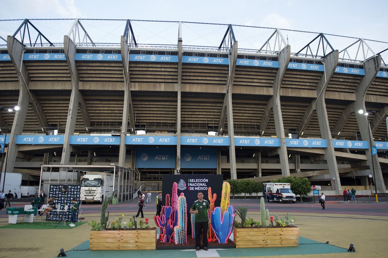 Miles de aficionados llegan puntuales a la cita en el Estadio Azteca para disfrutar el encuentro.