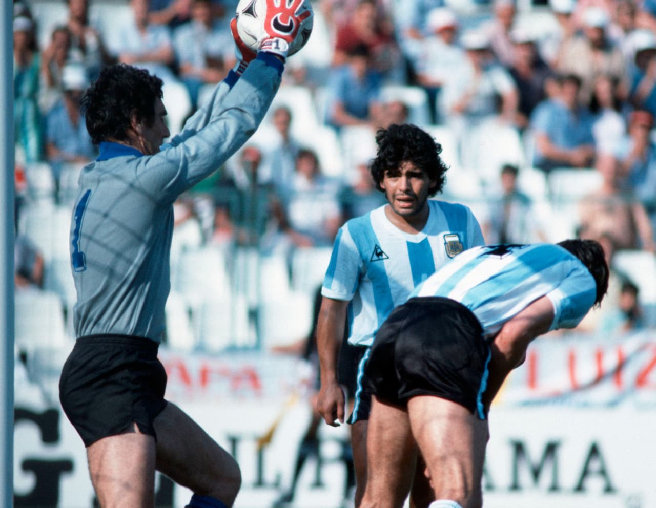 La segunda fase le dio triunfos contra Argentina y contra Brasil con el liderazgo de Dino Zoff. Su equipo fue más compacto ante dos rivales con grandes individualidades.