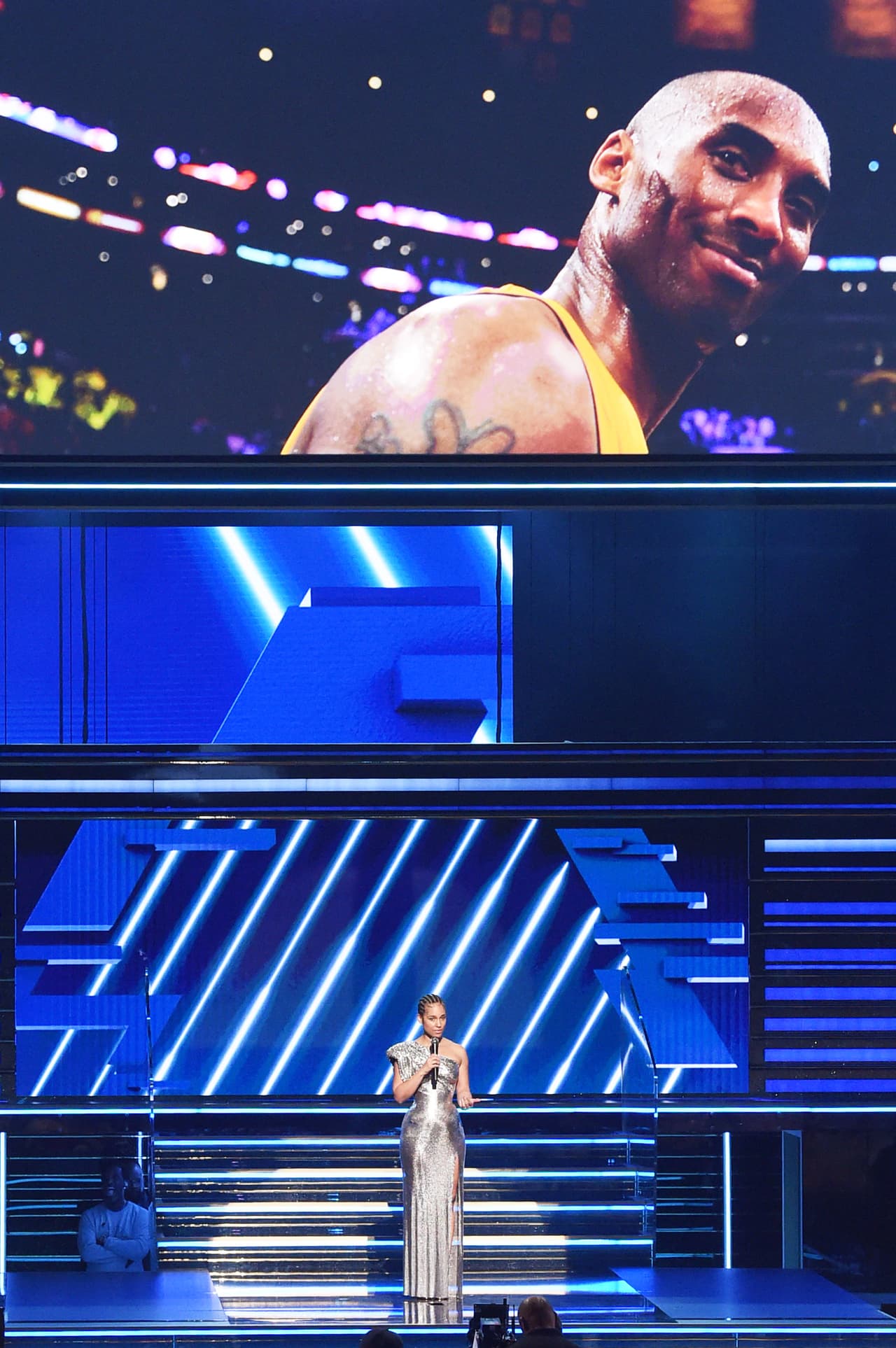 "Estamos aquí en la noche más grande de la música. Pero, para ser honestos, estamos muy tristes", expresó minutos después Alicia Keys, quien condujo el evento por segundo año consecutivo. En armonía con su audiencia, la artista lamentó el 
<b><a href="https://www.univision.com/deportes/mas-deportes/a-detalle-como-fue-el-accidente-que-origino-la-muerte-de-kobe-bryant">fallecimiento del retirado basquetbolista Kobe Bryant, su hija Gianna María</a></b> y otras 7 personas, al estrellarse el helicóptero en el que viajaban.