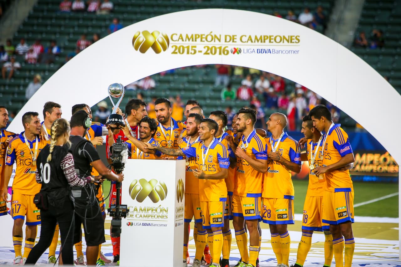 A los pocos meses llegó el título de Campeón de Campeones al ganarle al Pachuca con anotación de Ismael Sosa, otra apuesta multimillonaria (8 millones de dólares, aprox) quien llegó desde los Pumas.