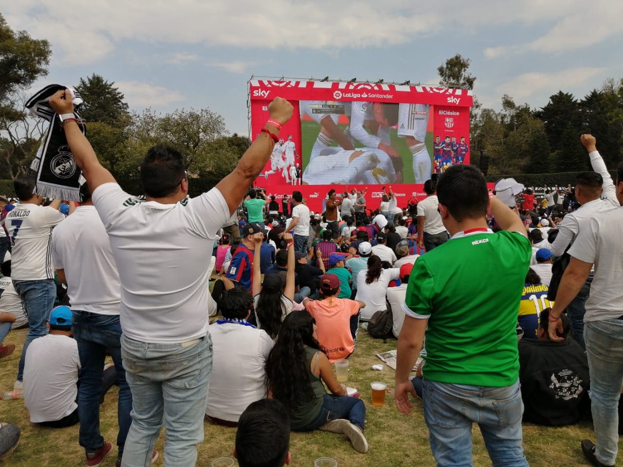 Entre amigos y familiares, se vivió un gran ambiente en el Campo Marte para ver El Clásico, que dio como ganador al Real Madrid 2-0 sobre el Barcelona.