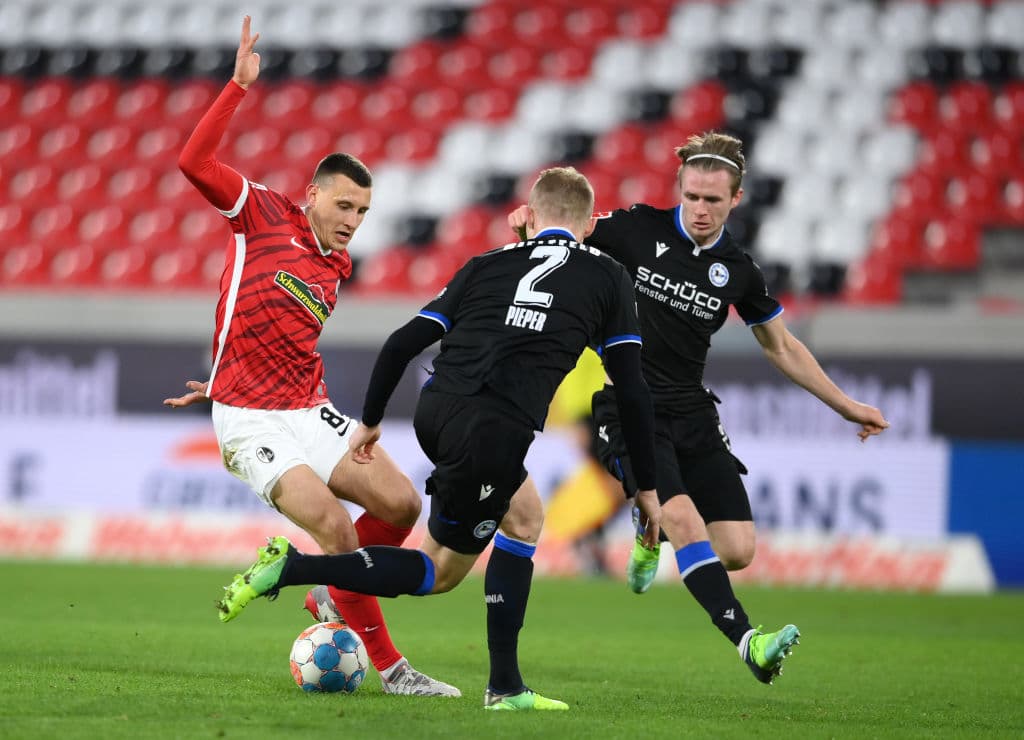 Hoffenheim vence 3-1 al Augsburg, Bayer Leverkusen y Union Berlin reparten puntos en un entretenido empate 2-2, RB Leipzig pasa por encima del Mainz 4-1, Freiburg y Arminia Bielefeld también empatan 2-2, Greuther Furth y Stuttgart nos dejan sin goles en su empate 0-0 y el Borussia Dortmund consigue una asombrosa remontada 2-3 sobre el Eintracht Frankfurt.