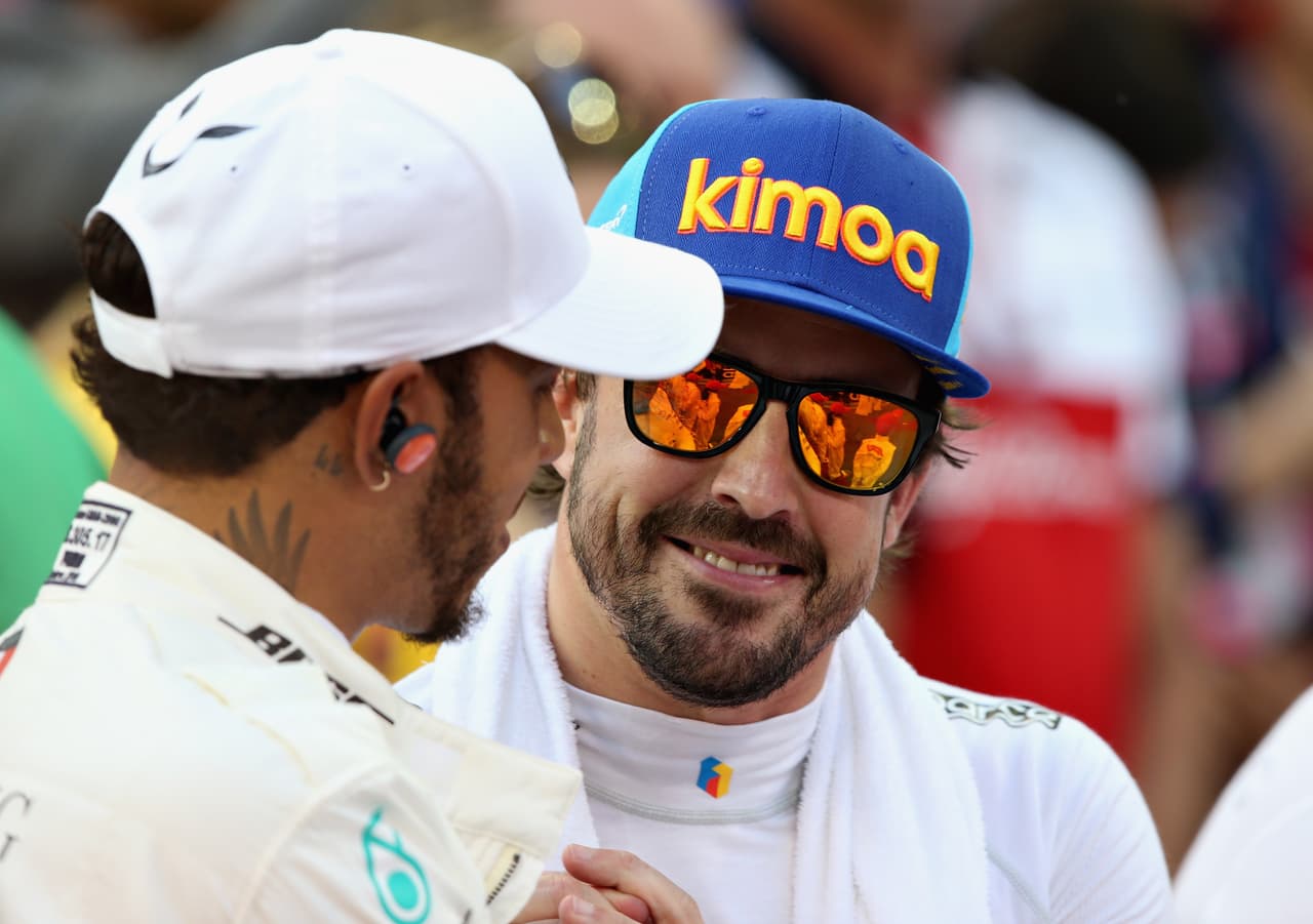 Alonso recibió cariño y muestras de respeto de sus colegas e incluso hicieron un 'trompo' en la pista con Hamilton y el alemán Sebastian Vettel.