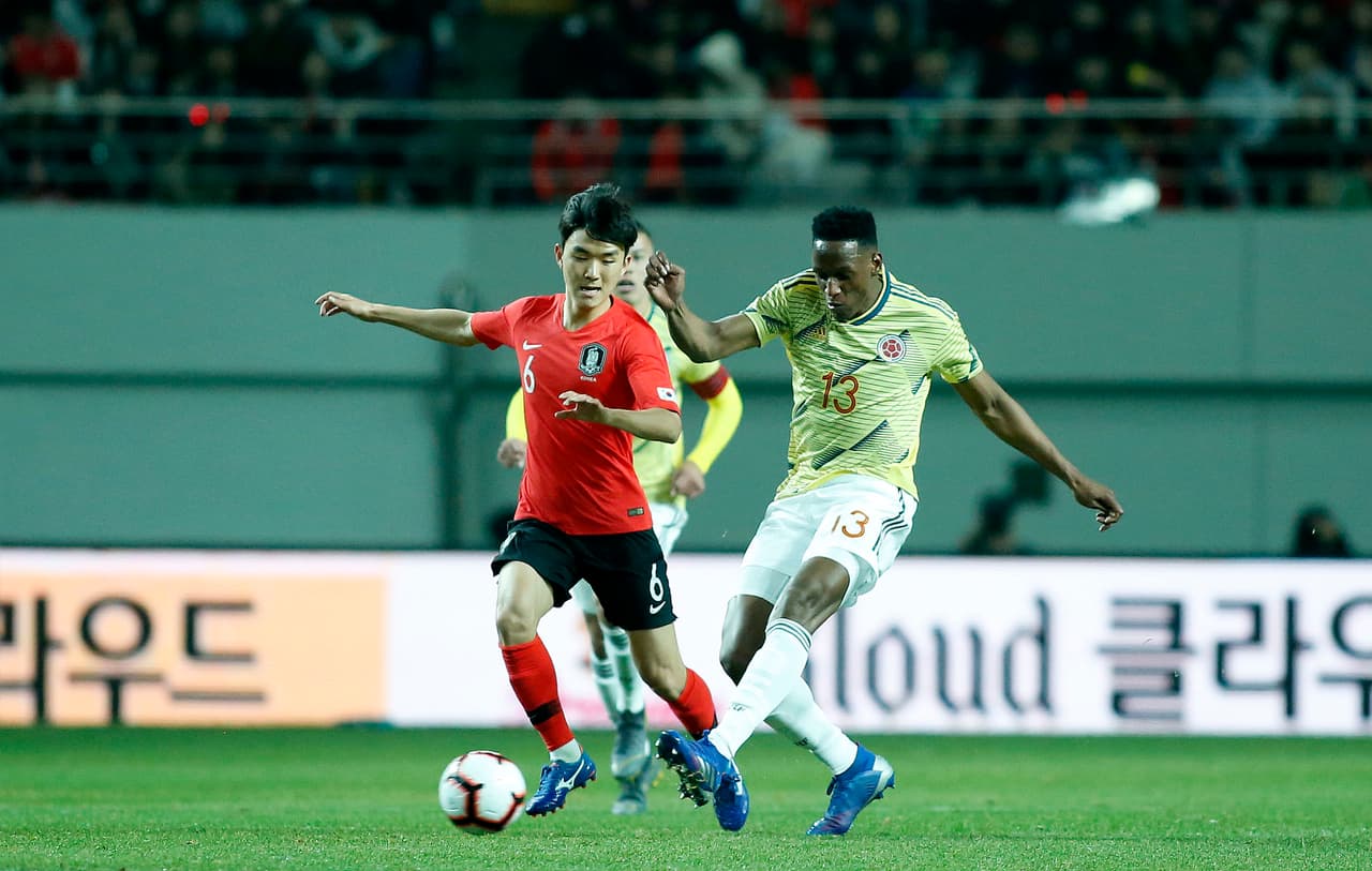 Para malas noticias en el equipo sudamericano, sobre el final de la primera mitad Yerry Mina tuvo que dejar el campo de juego por lesión y en su lujar entró Jeison Murillo.