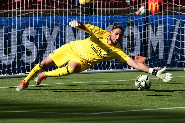 Donnarumma evitando una de las jugadas más peligrosos del equipo español.